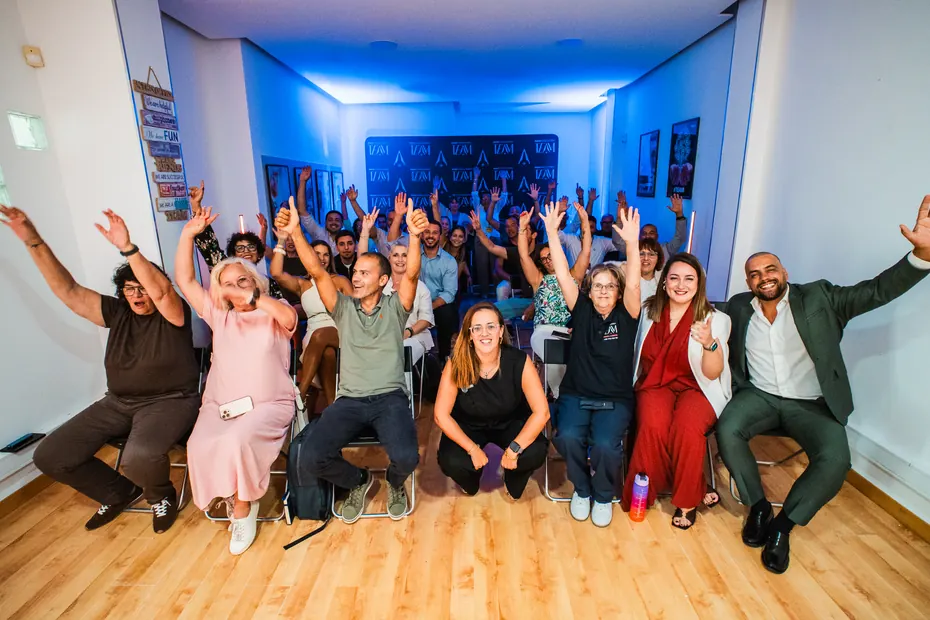 Fotografia de grupo da equipa MaisConsultores® TEAM de braços no ar